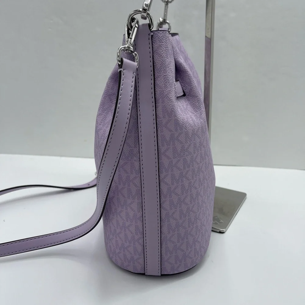 MICHAEL KORS Carson Md Sign Logo Convertible Bucket Cross Shoulder
Lt Quartz
NWT - Picture 11 of 16